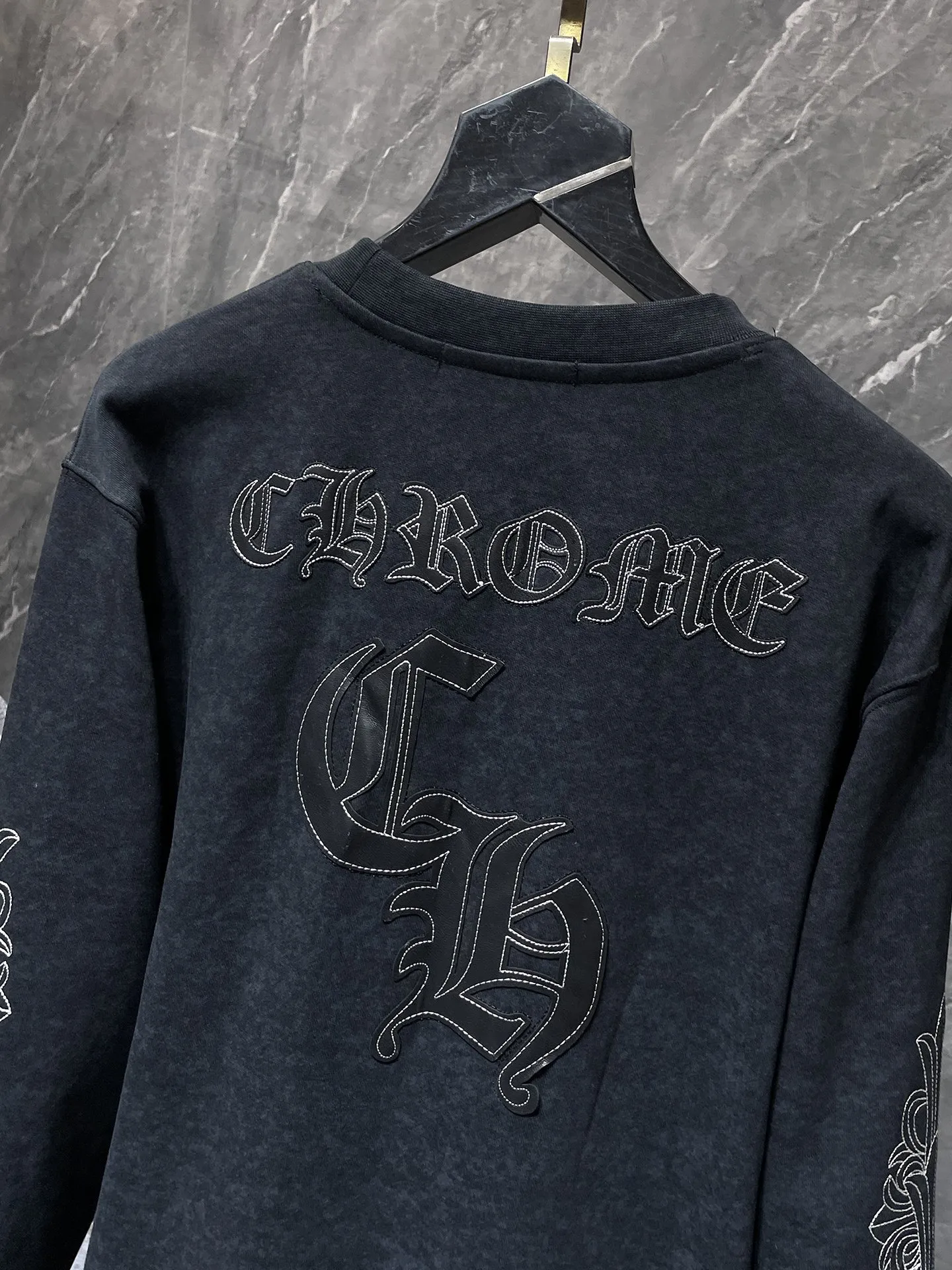 P250 Chrome Hearts Autumn and Winter Washable Style! 2025 Counter synchronization High-weight, environmentally friendly and high-quality top-quality washed fabrics Special craftsmanship American tie-dye embroidered round neck sweatshirt Leather embroidery plus customized retro hardware Counter synchronization 1:1 replica version Recommended color: black Size: S, M, L, XL